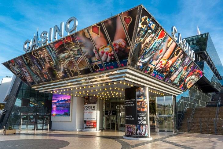 Un parapluie magique au Casino Barrière de Cannes